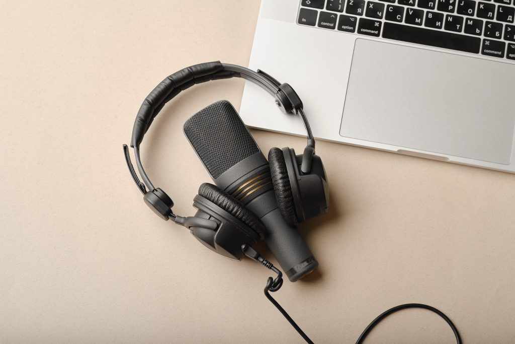 flat-lay-composition-with-microphone-podcasts-black-studio-headphones-brown-background-with-coffee-laptop-learning-online-education-conceptxa-1024x683 Servicios Generales